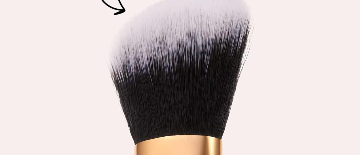 tarte-concealer-paw-brush-–-Seamless-Effortless-Application-for-Concealer-to-Cover-Dark-Circles-Discoloration-with-Blendable-Spot-Coverage-for-Liquid.jpg